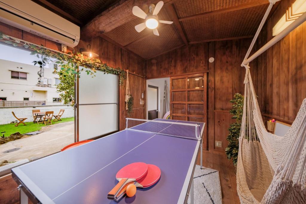 Taula de ping-pong a Laughter o a prop