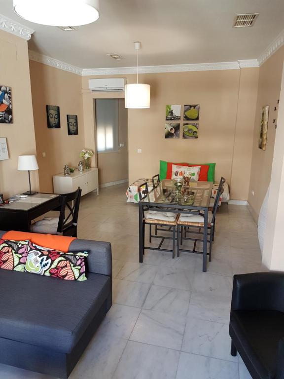 een woonkamer met een bank en een tafel bij Apartamento Venecia Arenal in Sevilla