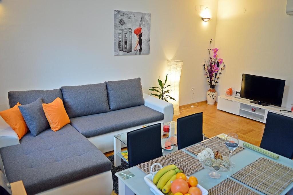 sala de estar con sofá y mesa en Apartments Tony, en Zagreb