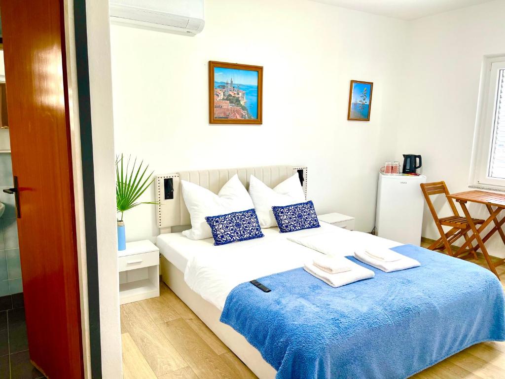 a bedroom with a bed with two towels on it at Villa Csery 1stzime in Supetarska Draga