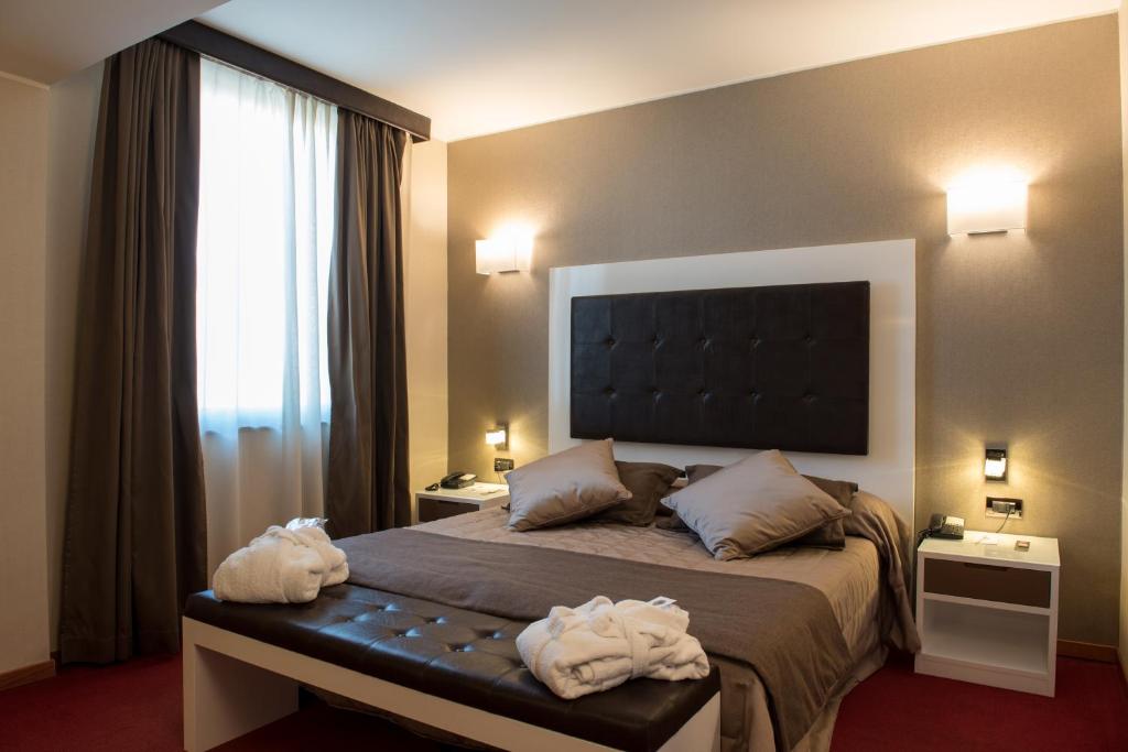 Postel nebo postele na pokoji v ubytování Magri's Hotel