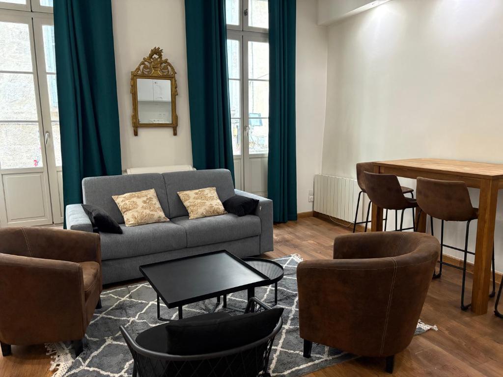 a living room with a couch and chairs and a table at Le musée Fabre, appart de charme , parking gratuit in Montpellier