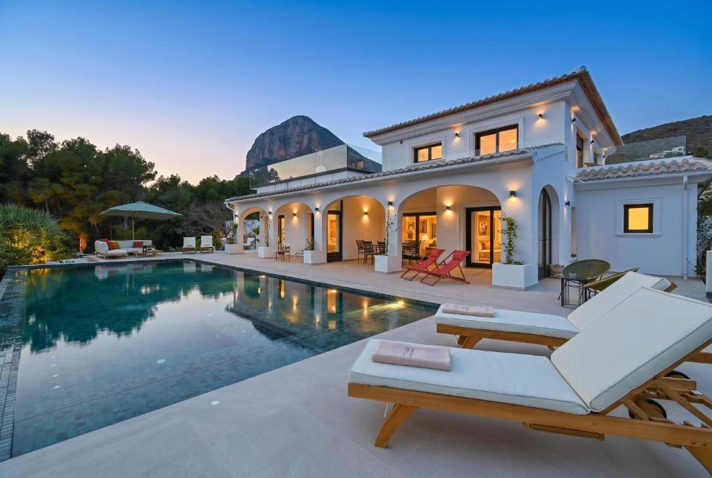 Casa Renata by Aguilarent