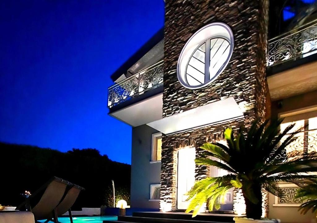 BELLAVISTA EXCLUSIVE B&B in zona centrale con piscina riscaldata-Jacuzzi vista lago LA COLAZIONE viene servita in una pasticceria esclusiva in centro-vicina alla struttura-animali di piccola taglia ammessi su richiesta