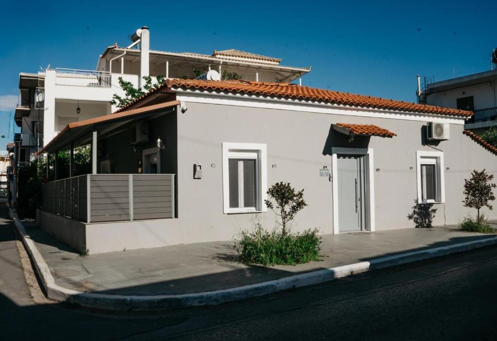 a white house on the side of a street at Boutique maison Filiatra in Filiatra