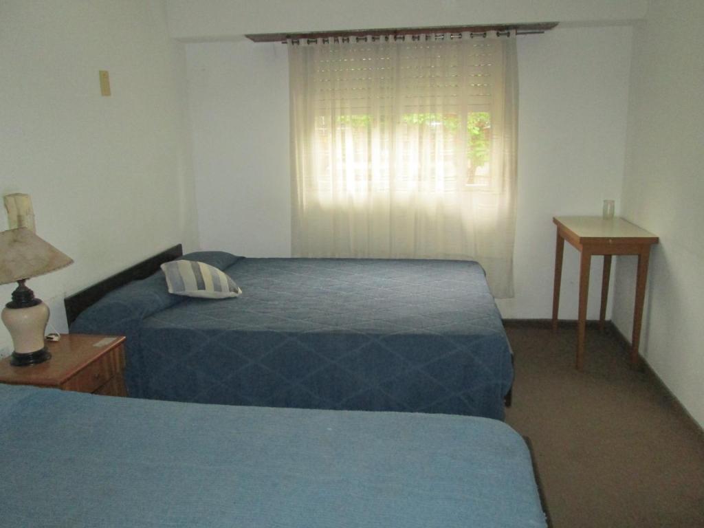- une chambre avec 2 lits et une fenêtre dans l'établissement Hotel Perla Central, à Mar del Plata