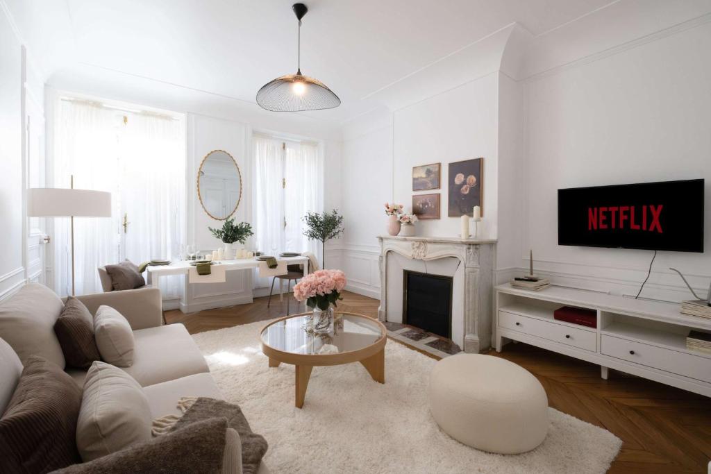Golden Triangle 3BR Haussmann Champs-Elysees