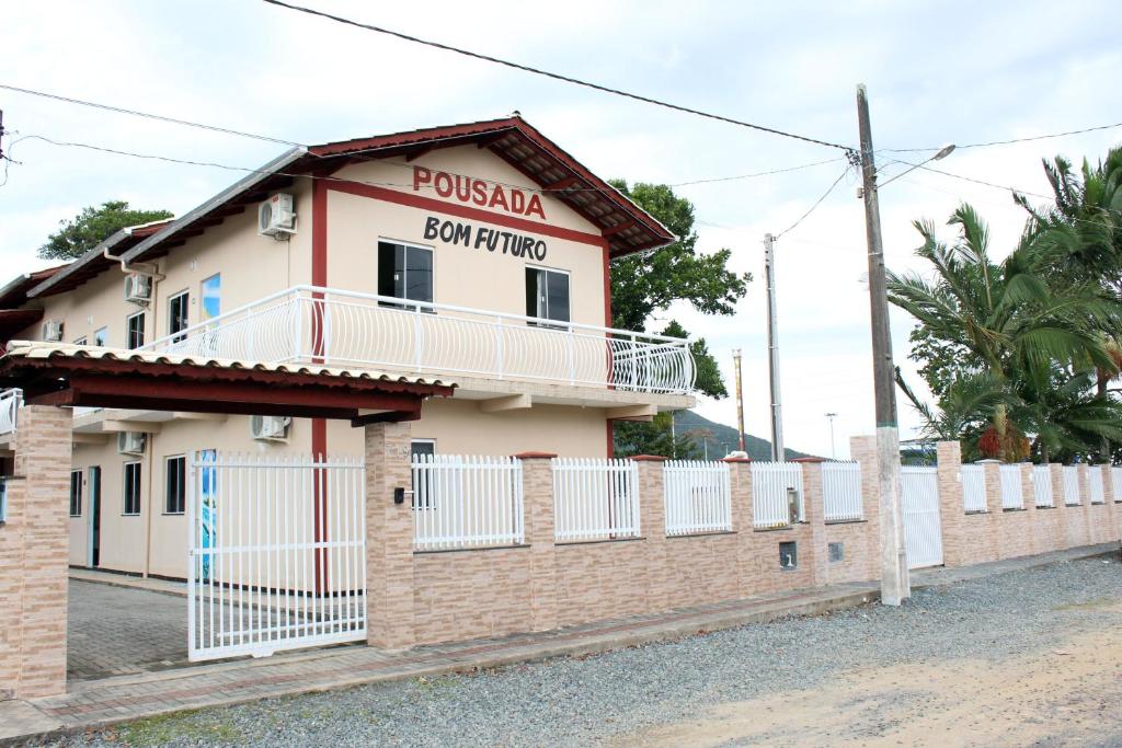 un edificio con una recinzione di fronte di Pousada Bom Futuro a Penha