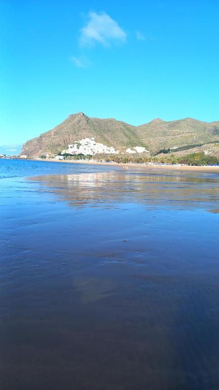 a large body of water with mountains in the background at Casa El Cercado in San Andrés