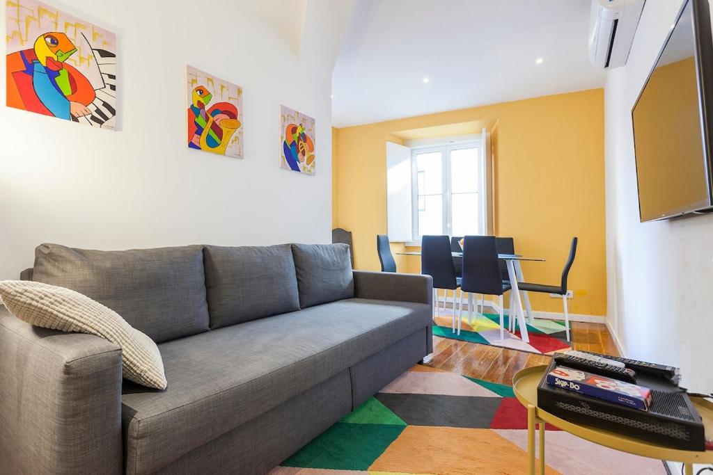 Yellow blue red apartment Bairro Alto Central