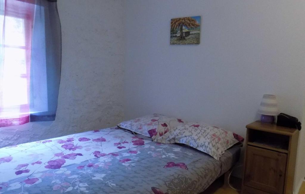a bedroom with a bed and a picture on the wall at Habitation Occitania in Durban-Corbières