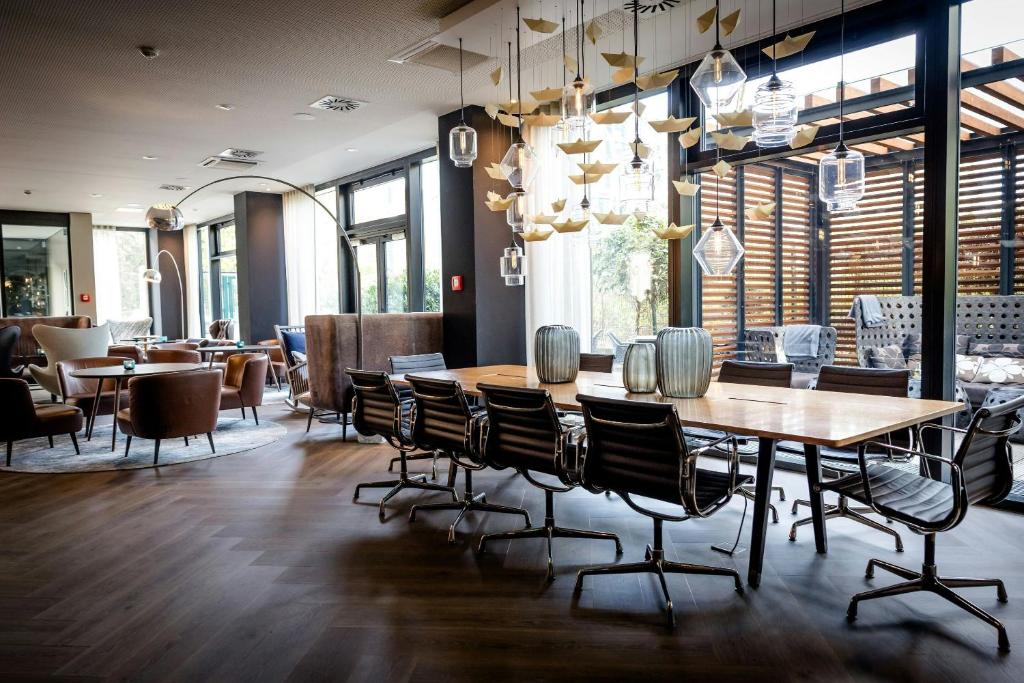 a dining room with a table and chairs at Motel One Hamburg-Alster in Hamburg