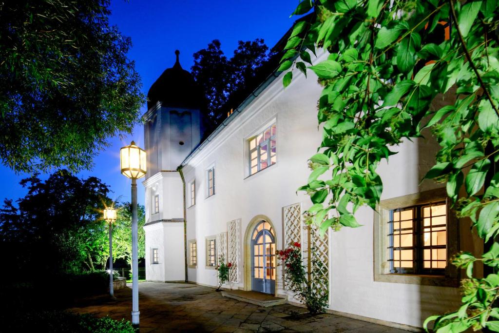 a church at night with a street light at Schloss Maierhofen in Painten