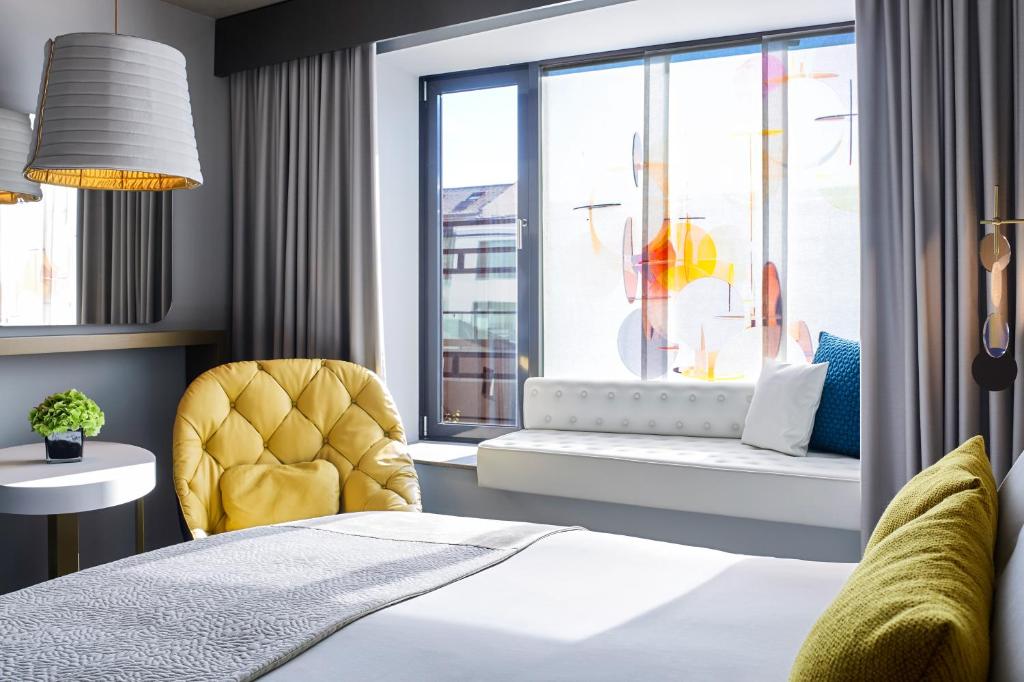Postel nebo postele na pokoji v ubytování Sofitel Munich Bayerpost