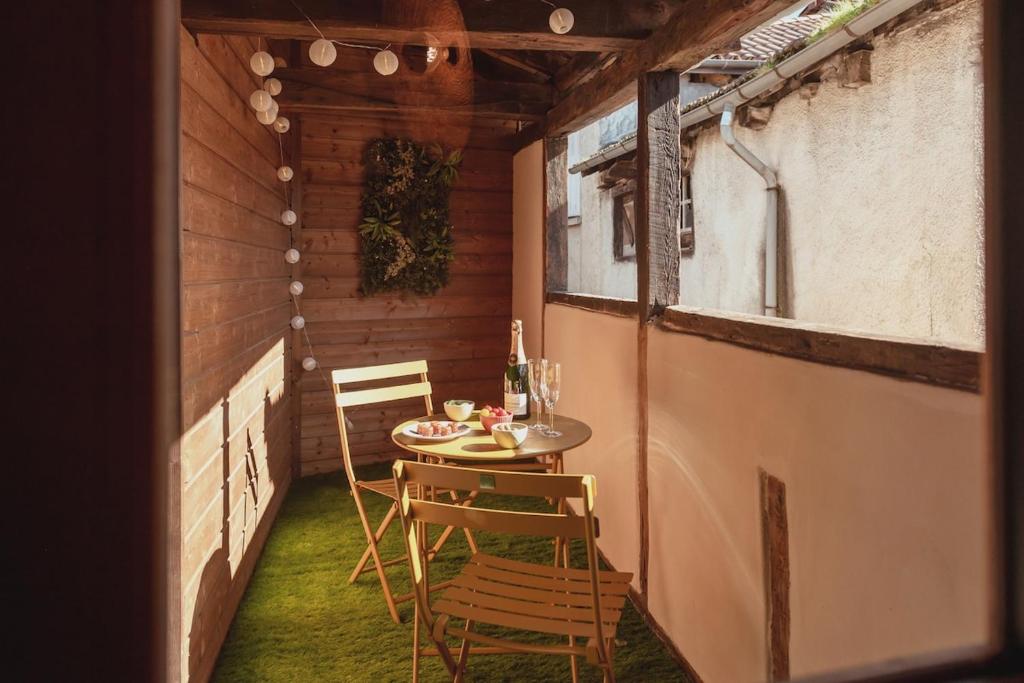 a small patio with a table and chairs at Maison POHESY in Figeac