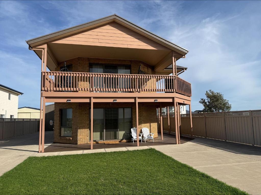 a house with a balcony on top of it at B & B on Yorkes in Edithburgh