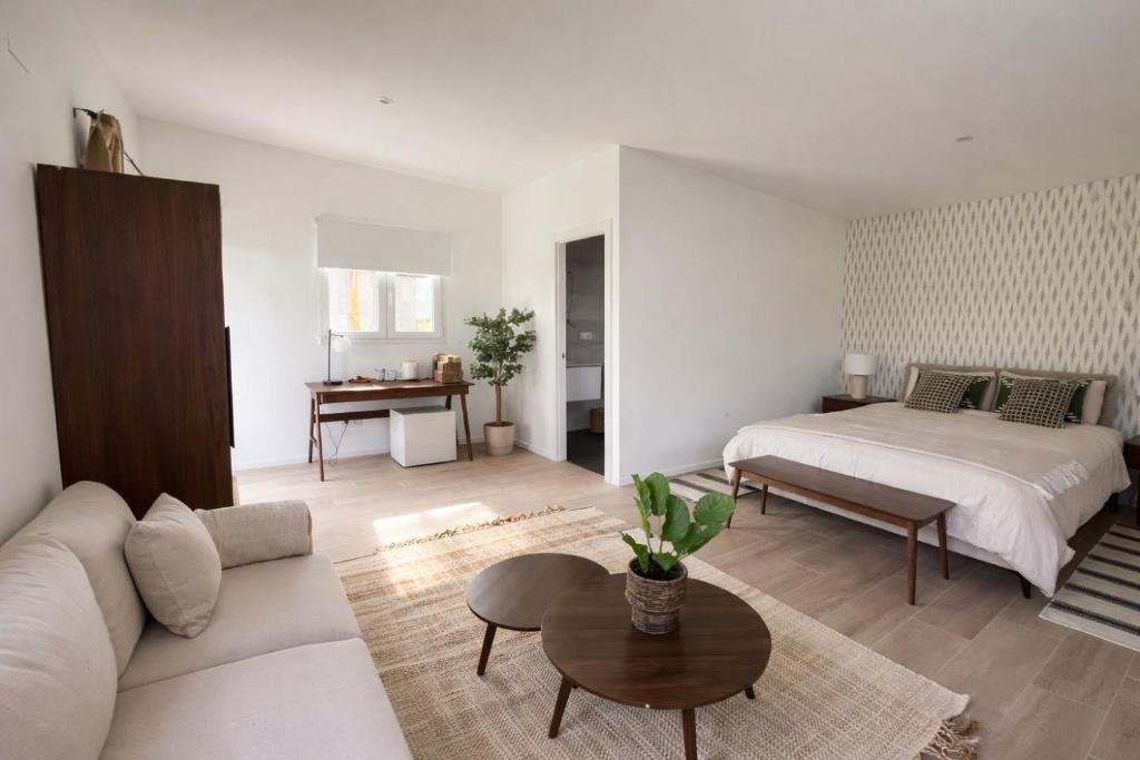 a living room with a bed and a couch at Hospedería Quinta de Cavia in Cabia