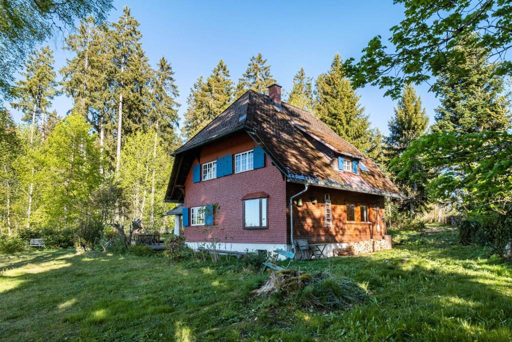 an old house in the middle of a field at Kleines Waldglück in Lenzkirch
