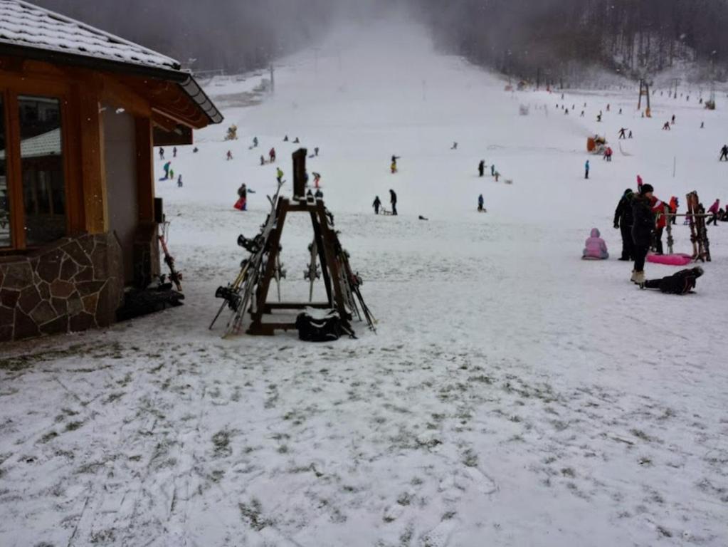 een camera in de sneeuw naast een skipiste bij Appartamento Camporosso in Tarvisio