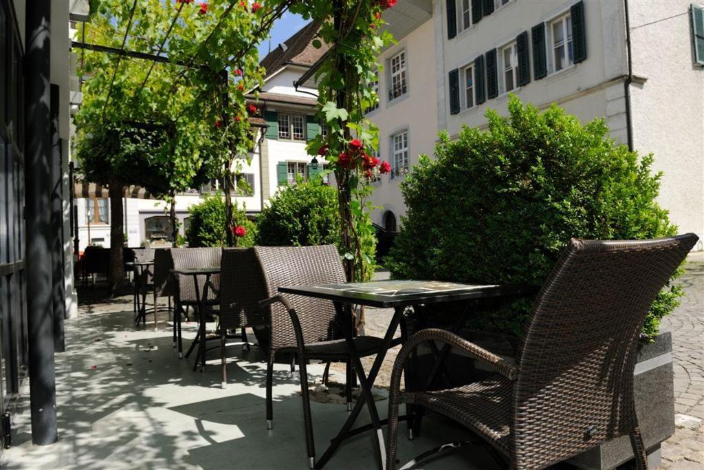 un patio al aire libre con sillas y una mesa y un edificio en Hotel Krone, en Wangen an der Aare