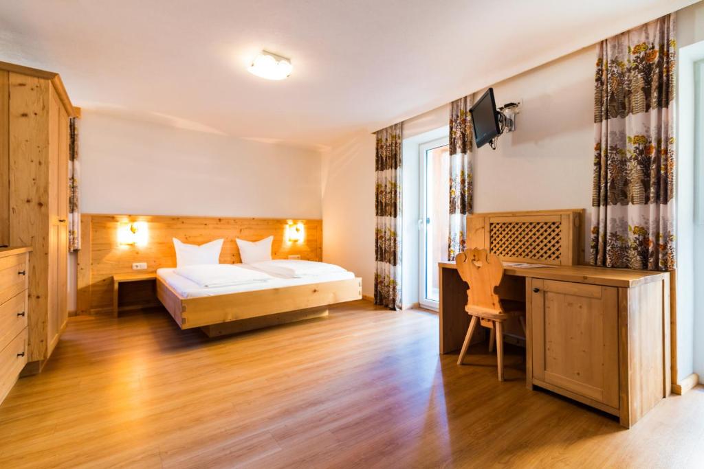 Postel nebo postele na pokoji v ubytování Adler Hotel-Pension