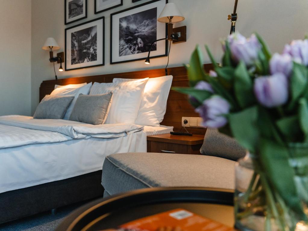 Hotel Logos - Twin Room