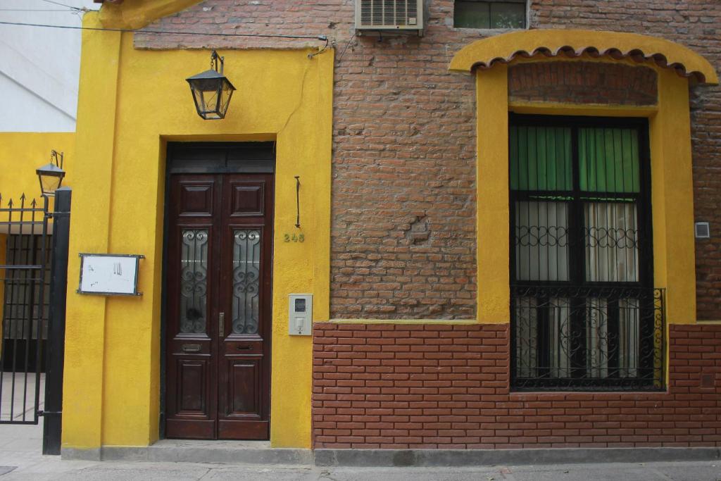 サン・ミゲル・デ・トゥクマンにあるHostal El Tucu Tucuの通り二戸黄色い建物