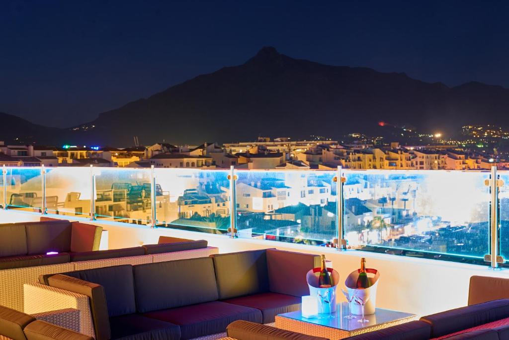 Puerto Banús Flea Market - Benabola Hotel & Apartaments