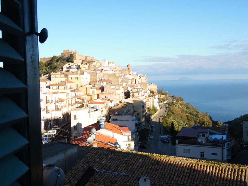 uma vista para uma aldeia a partir de um edifício em Siciliana em Caronia