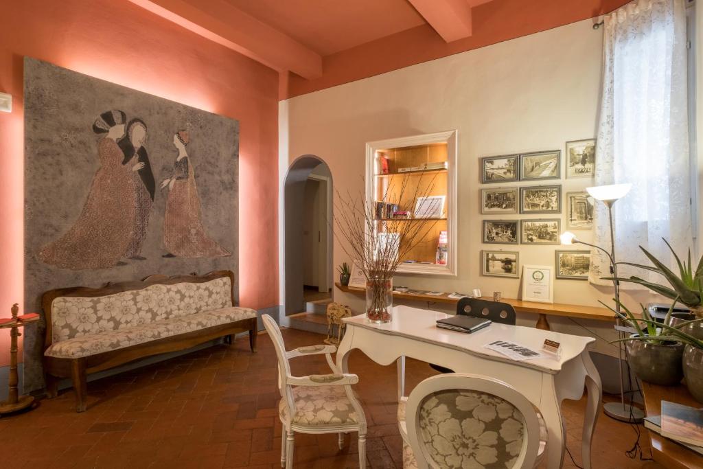 salon z kanapą i stołem w obiekcie B&B Home in Florence we Florencji