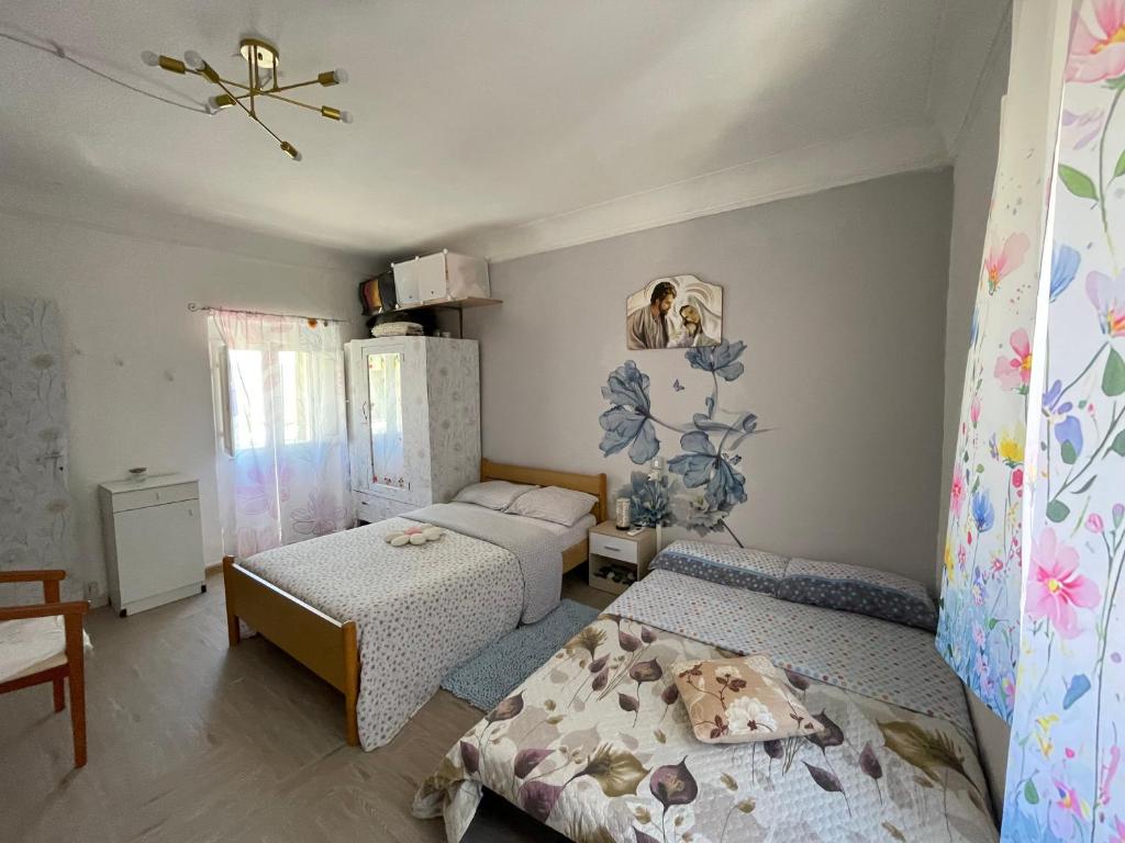 a small bedroom with two beds and a mirror at Rifugio Nel Cuore Dell'Abruzzo in Carpineto Sinello