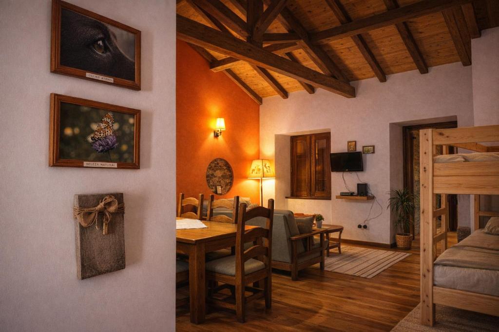a living room with a table and a dining room at Casa da Comareira in Góis
