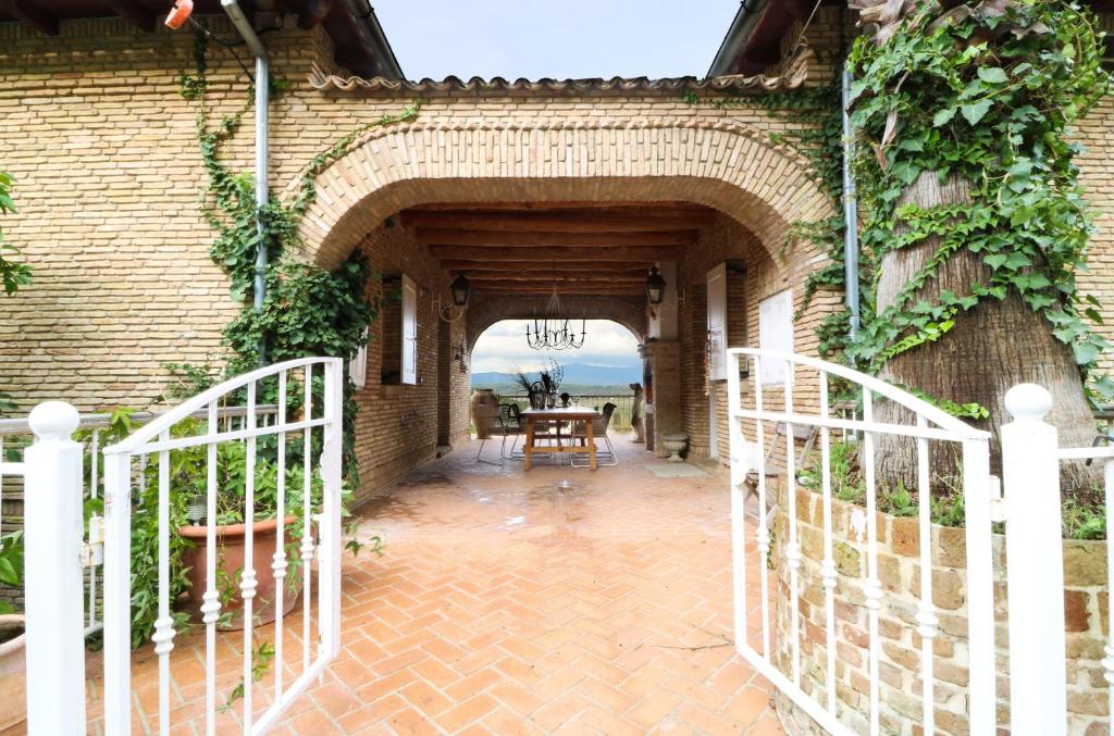 an entrance to a brick building with a white gate at Guesthouse Thomas in Vátos
