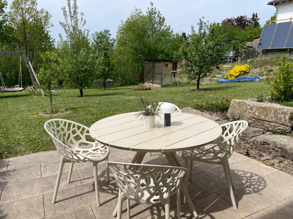 a table and two chairs and a table and a table and chairs at Ferienwohnung am Storchennest in Ichenhausen