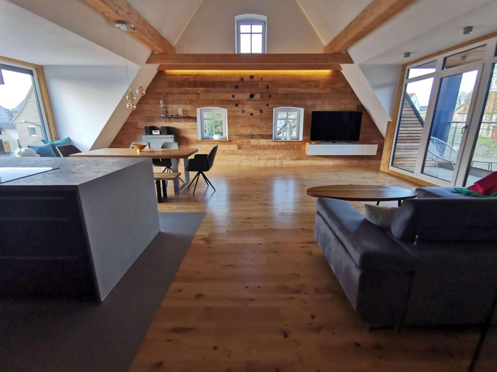 ein Wohnzimmer mit Sofa und Tisch in der Unterkunft Falken-Loft in Giebelstadt