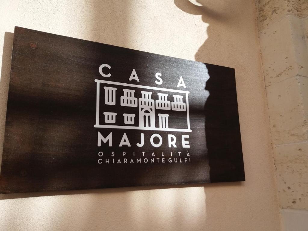 een bord op de muur van een gebouw bij Casa Majore in Chiaramonte Gulfi