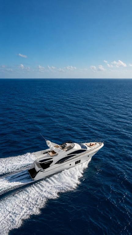 eine Yacht mitten im Ozean in der Unterkunft Azimut in Nessebar