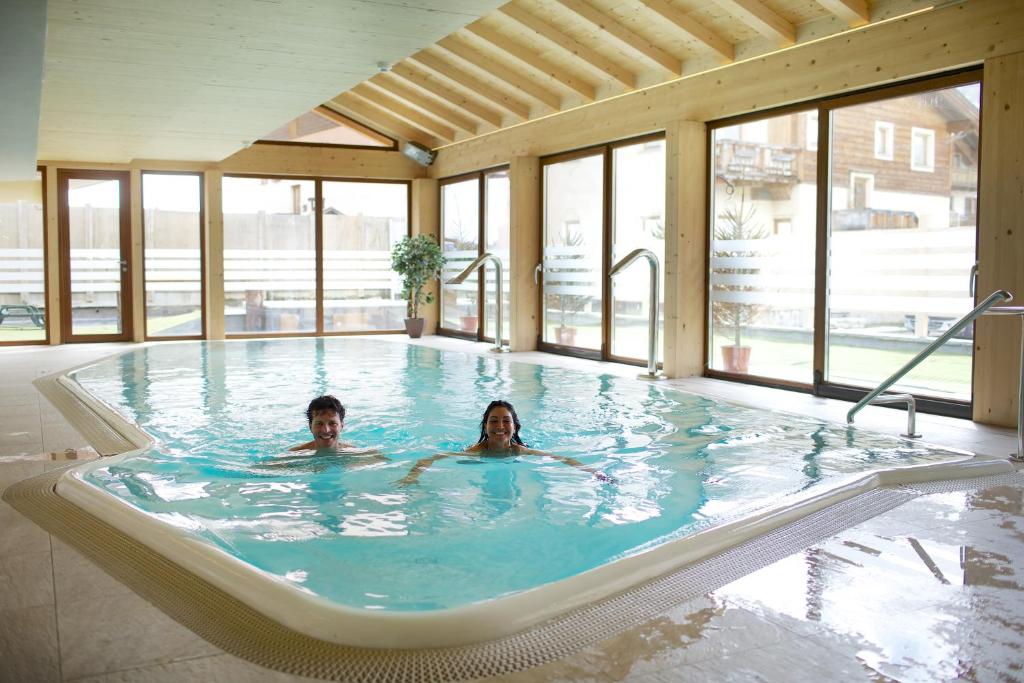 Bazén v ubytování Hotel Garnì al Plan nebo v jeho okolí