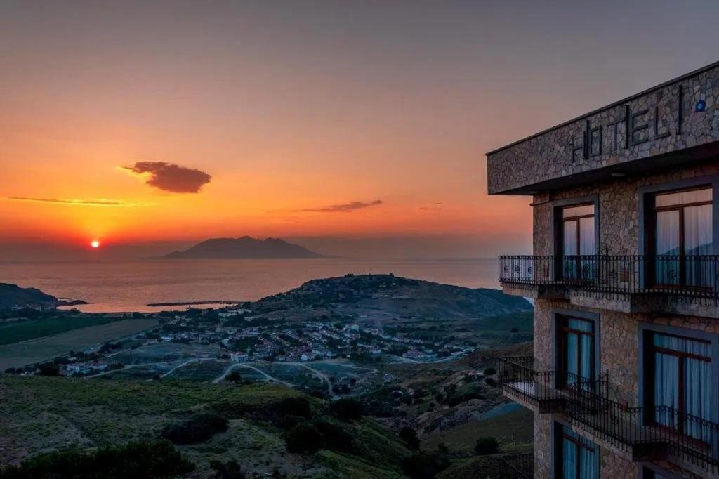 a building with the sunset in the background at Masi Otel in Bademli