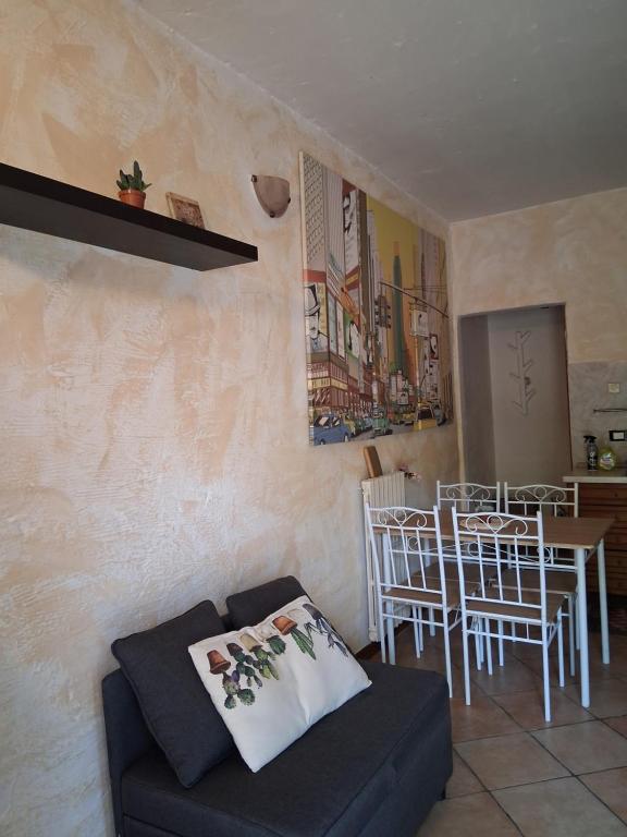 a living room with a couch and a table with chairs at Casa di Penna in Barberino di Mugello