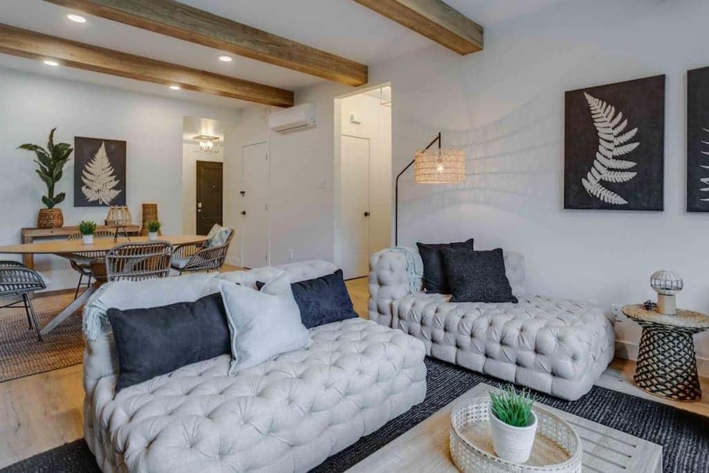 a living room with two couches and a table at Hôtel à la maison - Le Rendez-vous ! in Magog-Orford