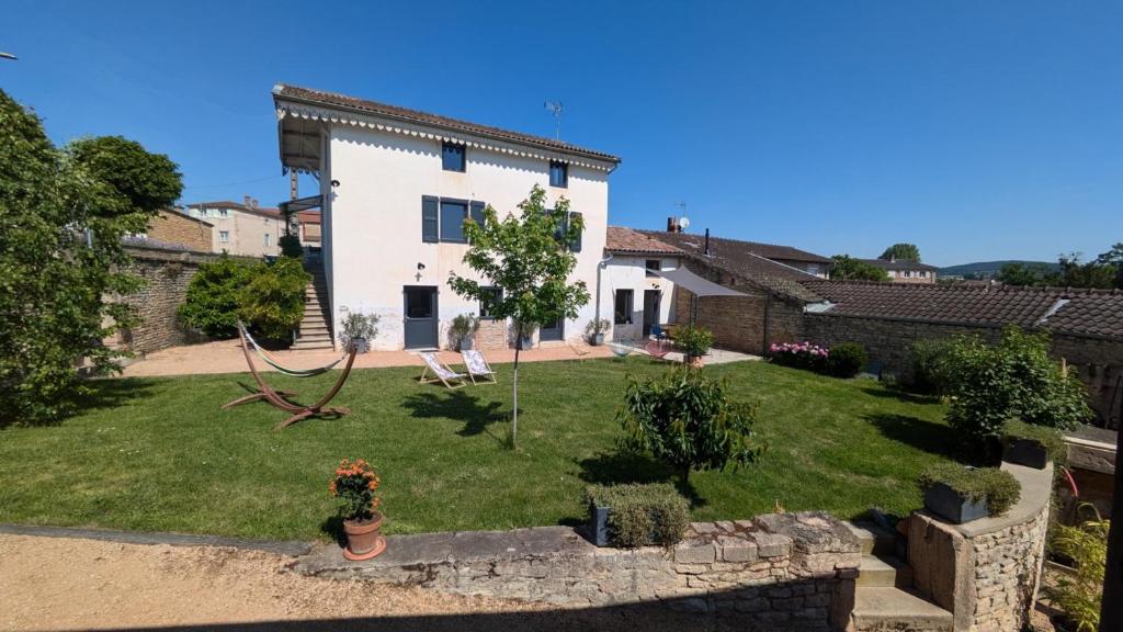 a white house with a yard with a tree at Chez Pauline - Chambres d'hôtes Bourguignonnes in Prissé