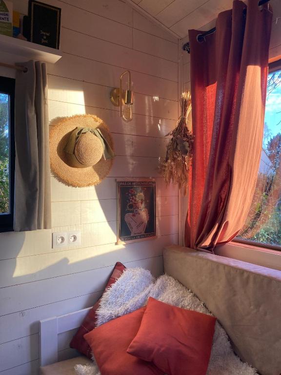 a small room with a couch and a window at Tiny House de Clara in Avrillé