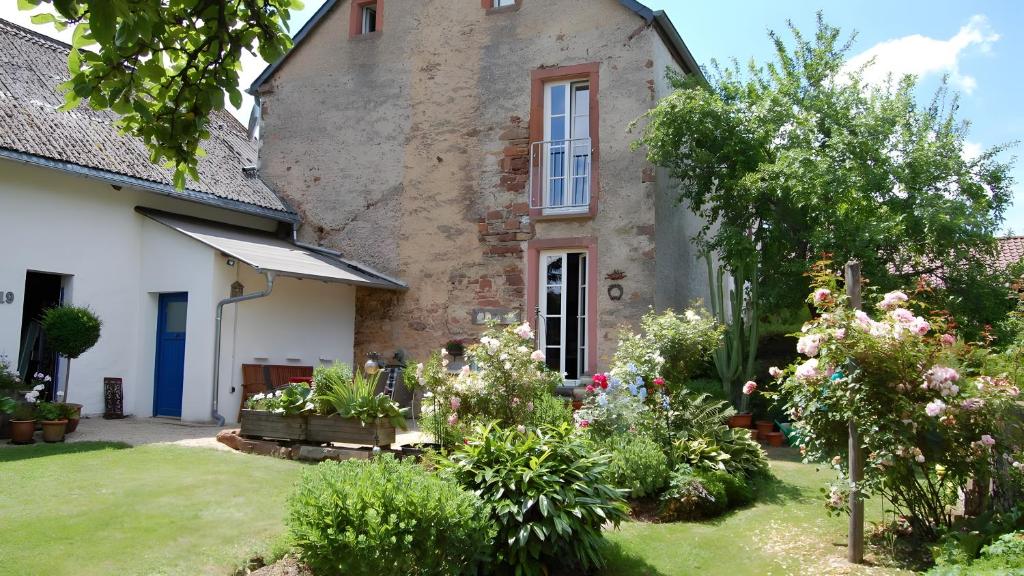 an old house with a garden in front of it at Gartenhaus in Dodenburg in Dodenburg