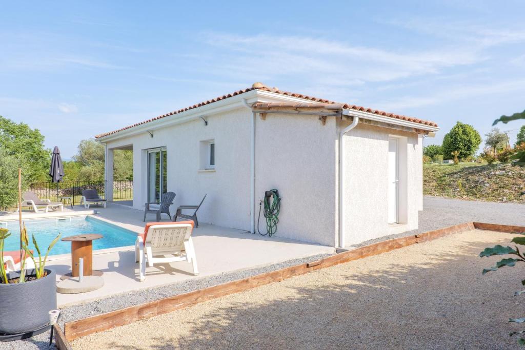 a small white house with a swimming pool at Villa Lisa in Balazuc