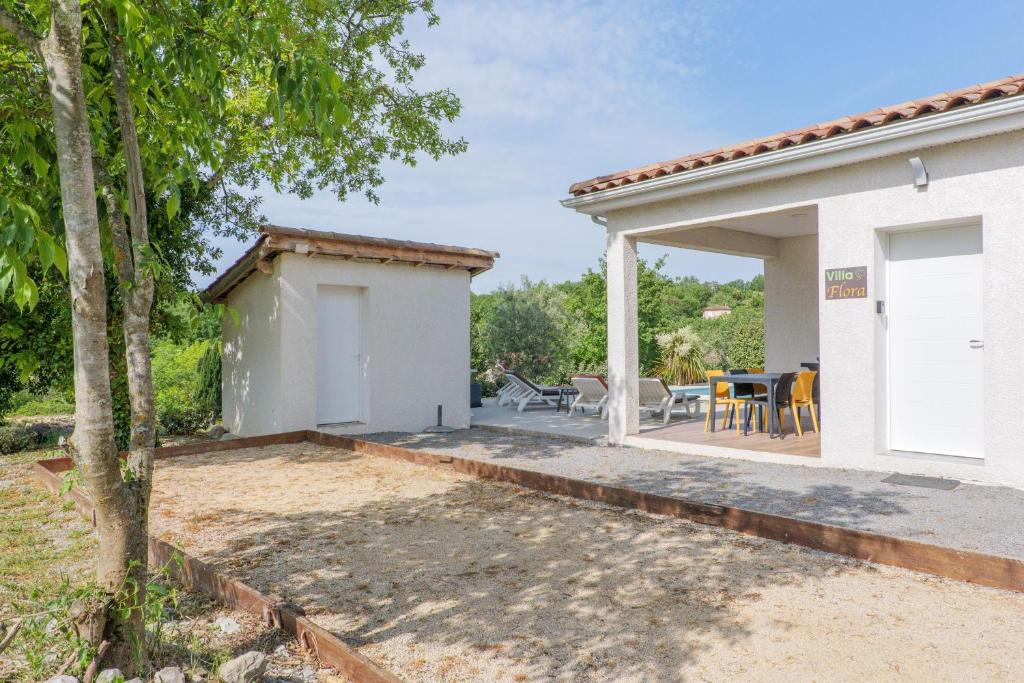 a view of the patio of a house at Villa Flora in Balazuc