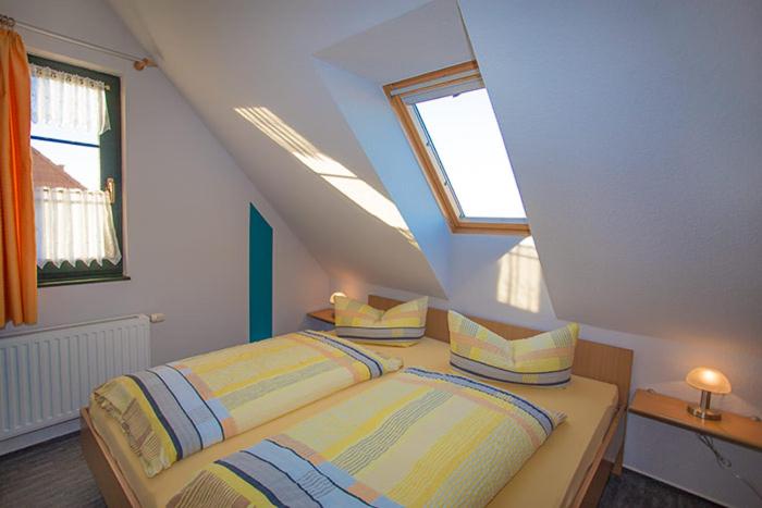 グロヴェにあるFerienwohnung Köhlerのベッドルーム(ベッド2台付)が備わる屋根裏部屋です。
