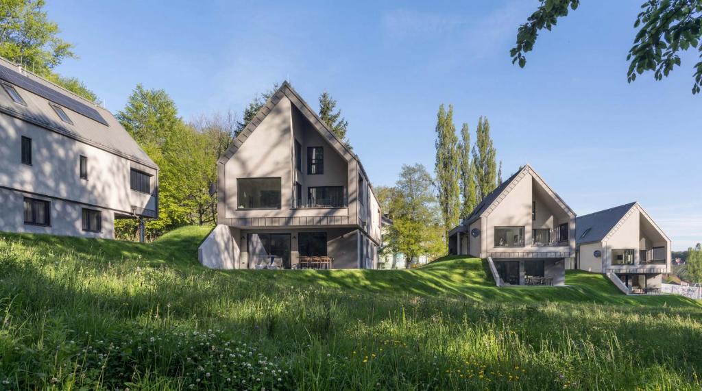 an old house on a grassy hill next to a house at steiRerBLiCke - Gaberhö Gamlitz in Gamlitz