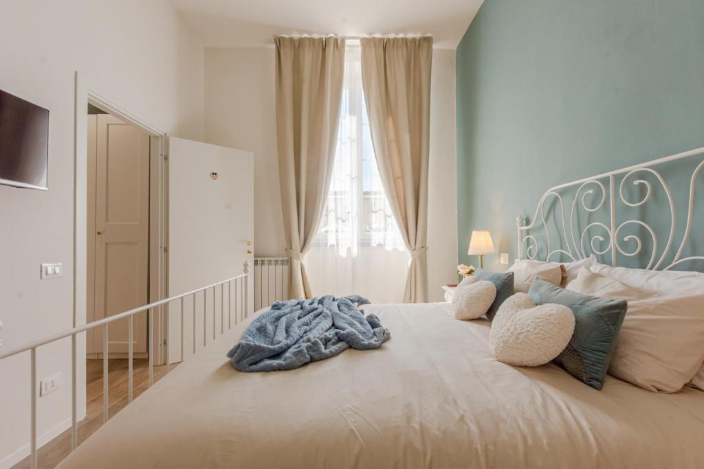 a bedroom with a large bed with a large window at Le Case di Sonia Maison Mami' in Fucecchio