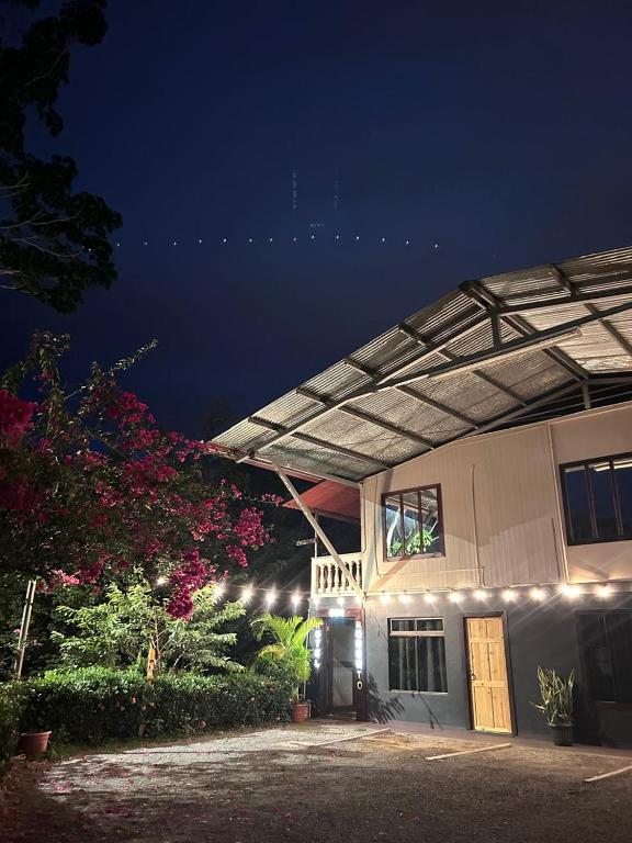 a building with a lit up roof at night at Hotel Don Roberto in San Isidro de El General
